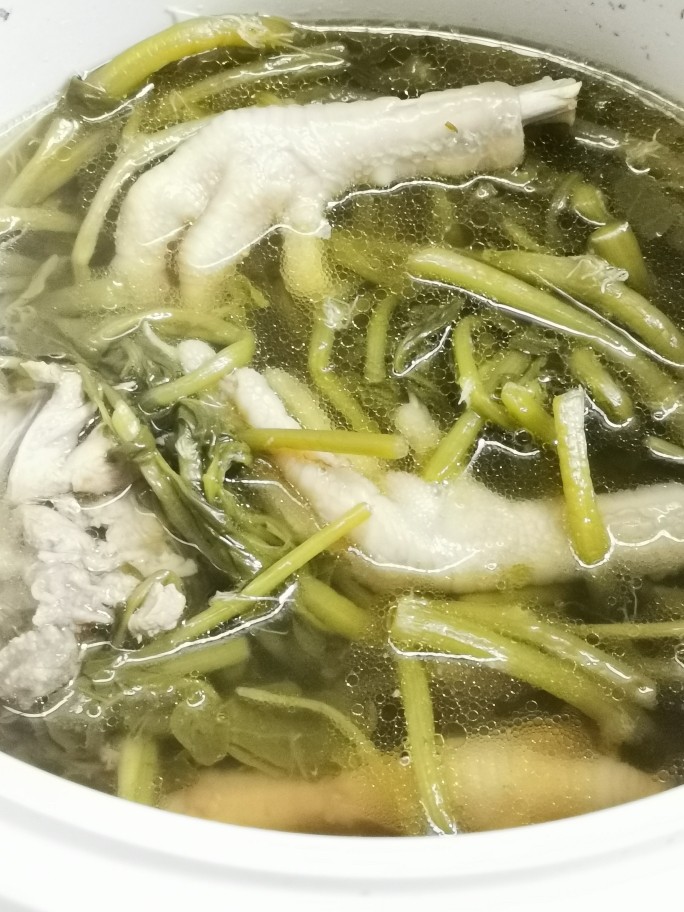 西洋菜凤爪排骨汤(清燥润肺),炖够时间,加盐调味,饮汤食肉。