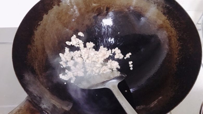鱼香脆皮豆腐,捞出豆腐后,锅里留少许油,加入肉末翻炒。