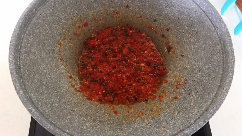 干炸小黄鱼,加入自制香辣酱,炒出红油