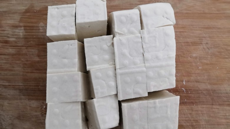 鱼香脆皮豆腐,豆腐洗干净,切成小块,备用