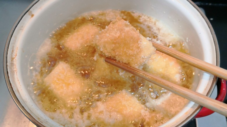 鱼香脆皮豆腐,豆腐块,炸至两面,表皮脆黄,捞出
