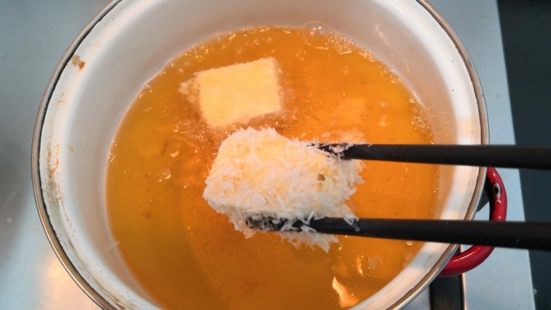 鱼香脆皮豆腐,7层热后 ,放入豆腐块,改中火炸