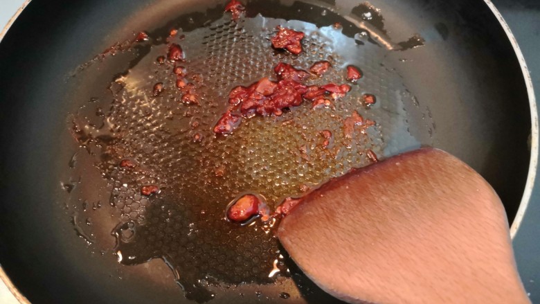 鱼香脆皮豆腐,加入<a style='color:red;display:inline-block;' href='/shicai/ 705'>豆瓣酱</a>,翻炒爆香