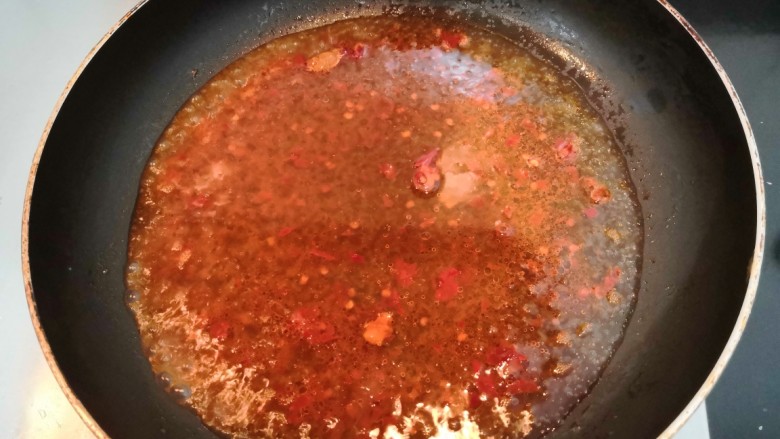 鱼香脆皮豆腐,豆瓣酱爆香后,放入水250克