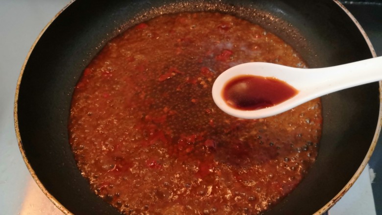 鱼香脆皮豆腐,把<a style='color:red;display:inline-block;' href='/shicai/ 788'>生抽</a>,倒入,搅拌均匀,大火烧煮