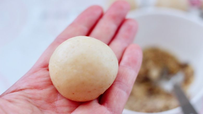 全麦果仁红糖华夫饼,把面皮四周捏住,用虎口收口滚圆即可。