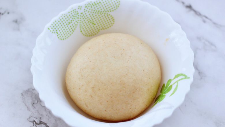 全麦果仁红糖华夫饼,和好的面团揉圆后,盖上保鲜膜进行醒发。