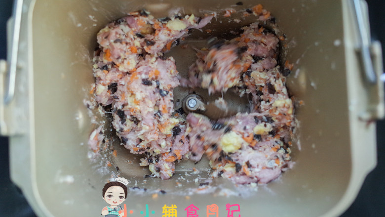 12个月以上辅食香煎三鲜饺子,继续搅拌,如果不想鸡蛋太碎可以最后加入