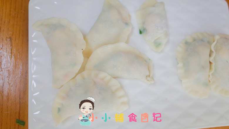 12个月以上辅食香煎三鲜饺子,做好是这样的，这里的材料能做几十个，剩下的部分冷冻保存