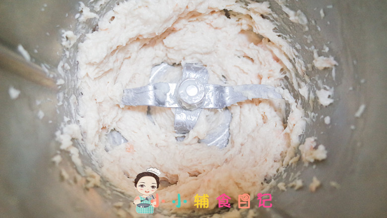 10个月以上辅食上校鸡块,用面包机搅拌,一直到上劲,抱团看一下这个状态,你也可以用筷子搅拌