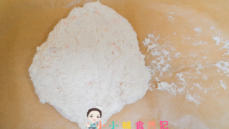 10个月以上辅食上校鸡块,准备一张油纸或者保鲜膜,把鸡肉泥拿出来