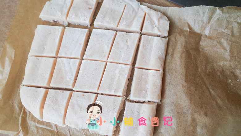 10个月以上辅食上校鸡块,冷冻几小时,拿出来放十分钟左右用刀切块,拿出来马上切可能切不动,放太久就变软了,就没有型了,所以不能太久