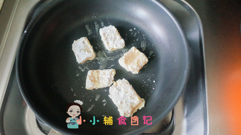 10个月以上辅食上校鸡块,锅里放一点油,鸡块两面煎金黄色