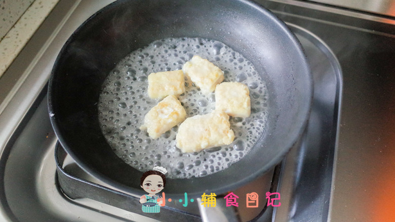 10个月以上辅食上校鸡块,锅里加一点水稍微煮一下烧干就熟了,蘸面包糠也可以用烤箱烤,面粉的话还是煎比较好