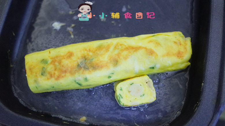12个月以上辅食小黄人厚蛋烧,我切了一块发现里面还没熟透,加了一点水焖煮一下