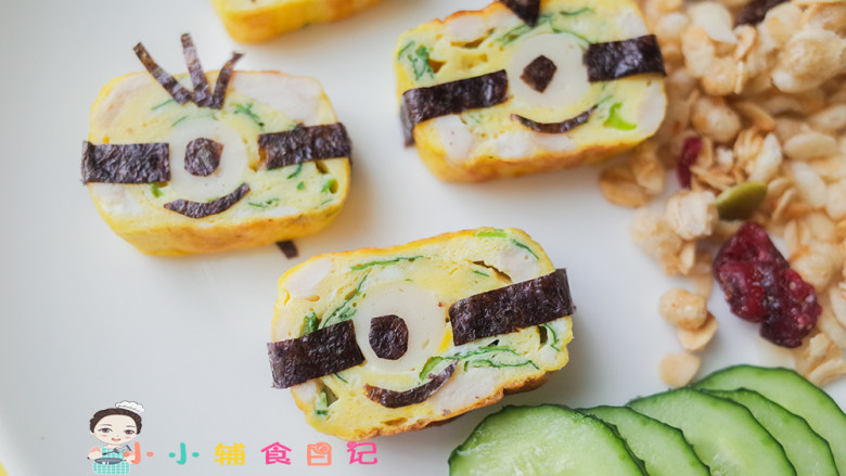 12个月以上辅食小黄人厚蛋烧,我这个香肠刚好做眼睛,如果你没有香肠做好以后可以用芝士片压出一个圆形做眼睛