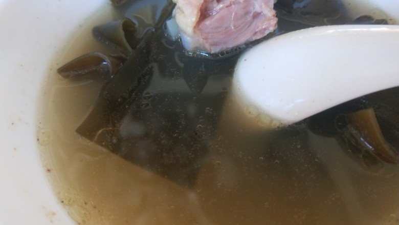 海带骨头汤,出锅加入适量盐,白胡椒。