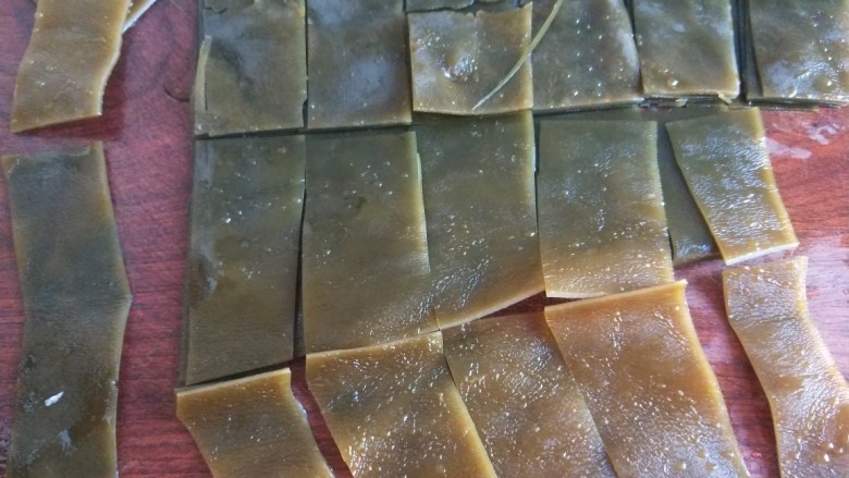 海带骨头汤,切成长条形状,中间切开。