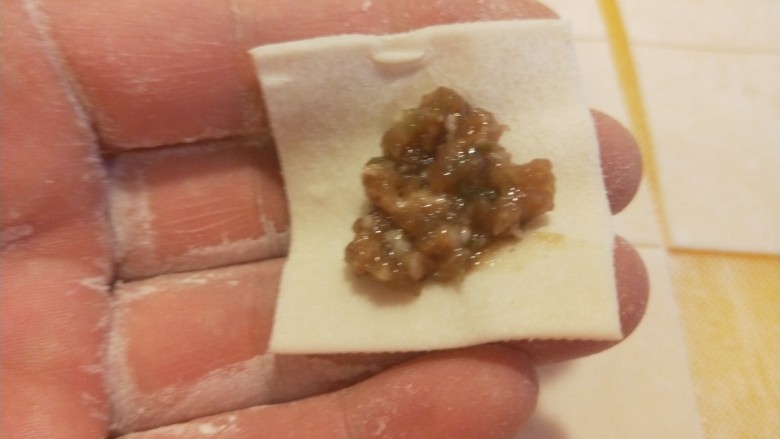 酸辣馄饨,牛肉饼剩下的馅正好做馄饨用了,放入肉馅。