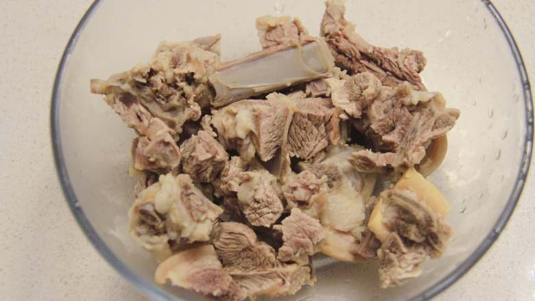 羊肉炖萝卜汤,将羊肉捞出来后清洗干净,沥干水。