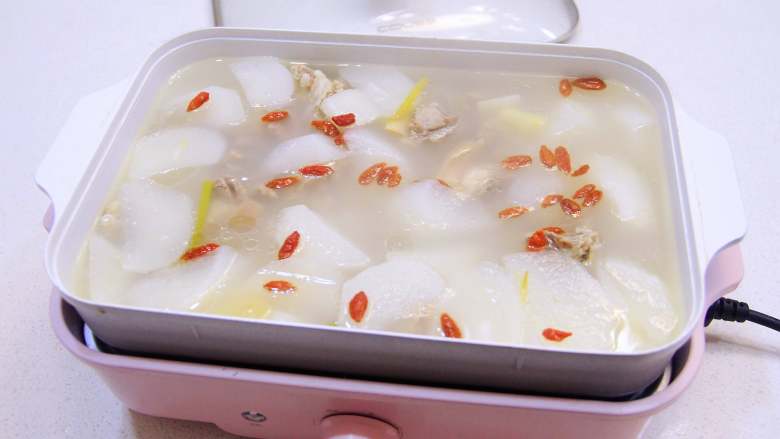 羊肉炖萝卜汤,出锅前加入枸杞煮几分钟,再加盐和少量胡椒粉调味,最后撒上<a style='color:red;display:inline-block;' href='/shicai/ 131'>香菜</a>碎,鲜美的羊肉汤就做好了,先美美的喝碗暖汤,再开着多功能料理锅,配着喜欢的蘸料吃火锅,美哉美哉!