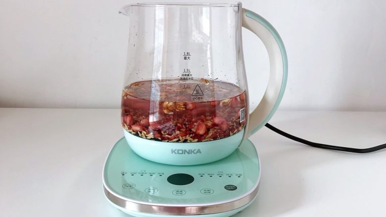 红豆燕麦米粥,加入<a style='color:red;display:inline-block;' href='/shicai/ 665'>核桃</a>,倒入清水。