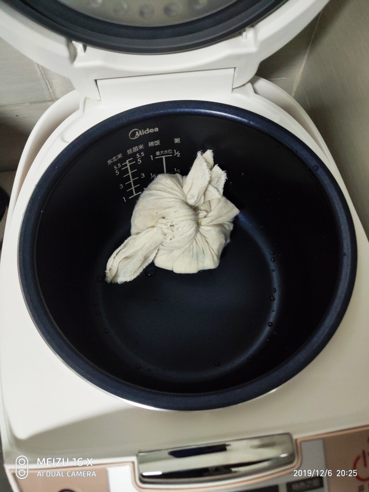 参芪羊肉汤,调料包好放锅里