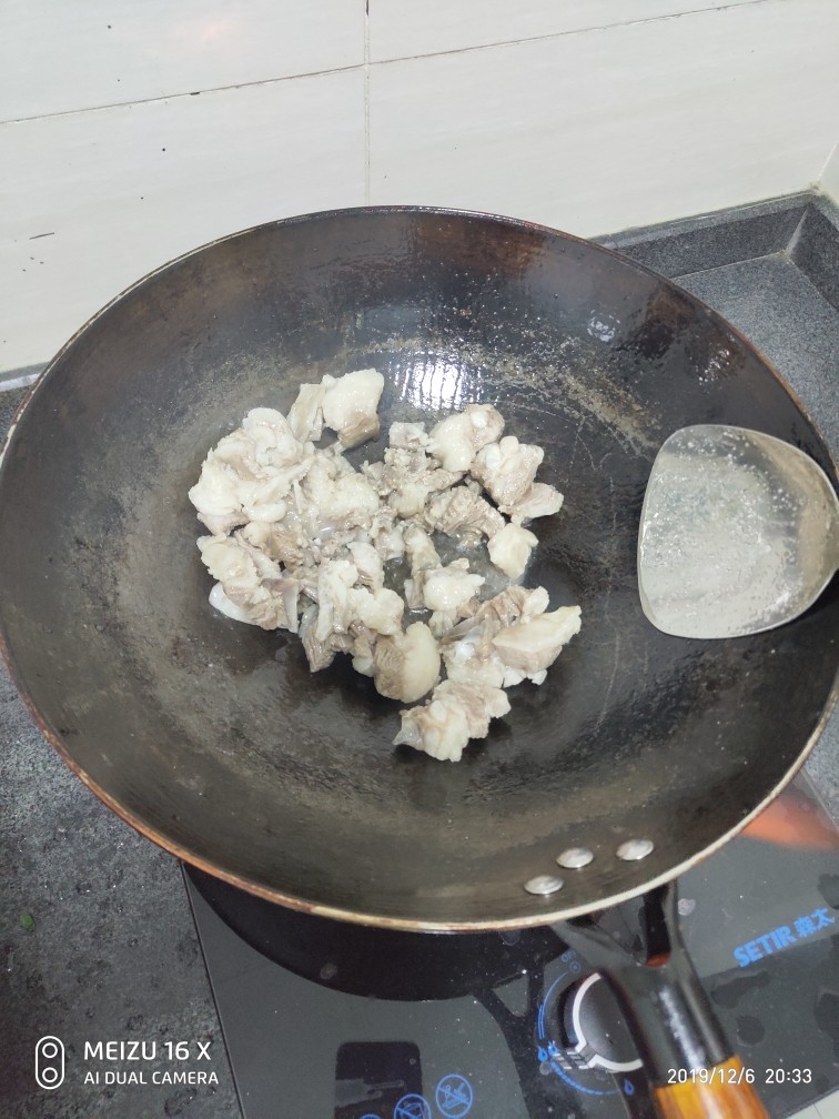 参芪羊肉汤,锅烧热放猪油，把清洗干净撩水后的羊肉用猛火炒几分钟