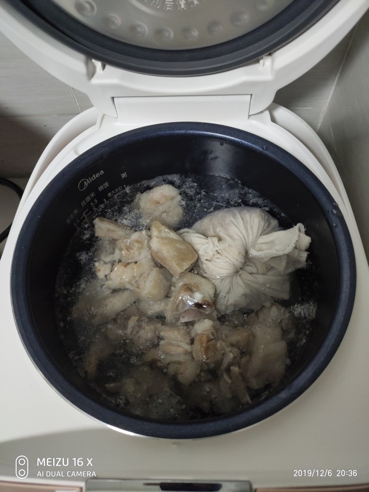 参芪羊肉汤,炒好后的羊肉放锅里加水，电饭煲调到粥汤。炖两小时