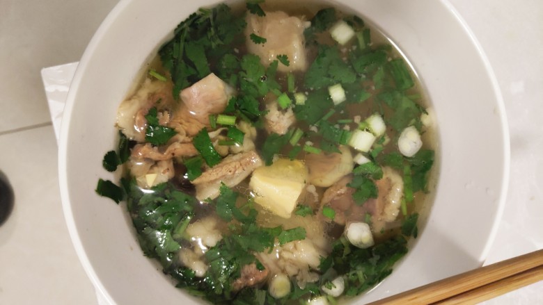 参芪羊肉汤,两小时后起锅放上香菜，小葱，豆腐乳。一碗美味的参芪羊肉汤就好了