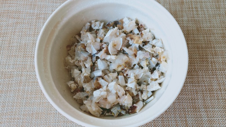 超级美味下饭菜‖螃蟹糊,冷冻好的螃蟹去除内脏,把螃蟹剪成小块。