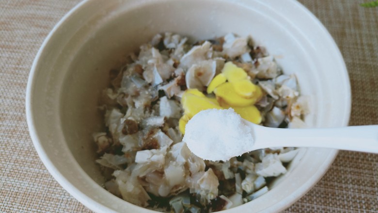超级美味下饭菜‖螃蟹糊,加盐在蟹糊里,可以根据自己的咸淡来放。