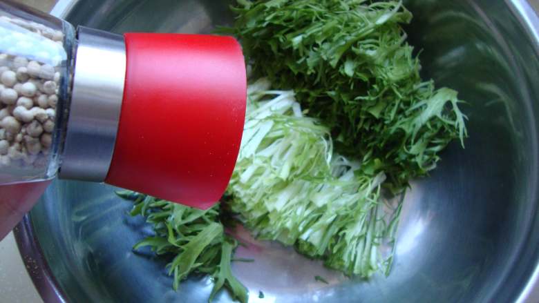 奶油汁煎南美红虾,<a style='color:red;display:inline-block;' href='/shicai/ 3320'>苦菊</a>洗净切段,加盐、胡椒粉拌匀