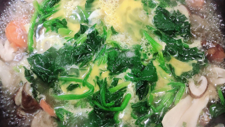 芙蓉鲜蔬汤,倒入打散的鸡蛋液,不用搅拌,等鸡蛋稍微凝固一些。