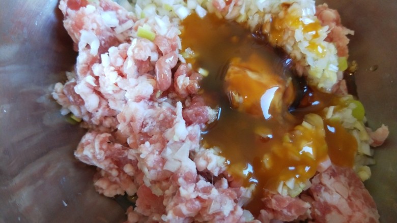 鱼香茄盒,倒入葱姜末,