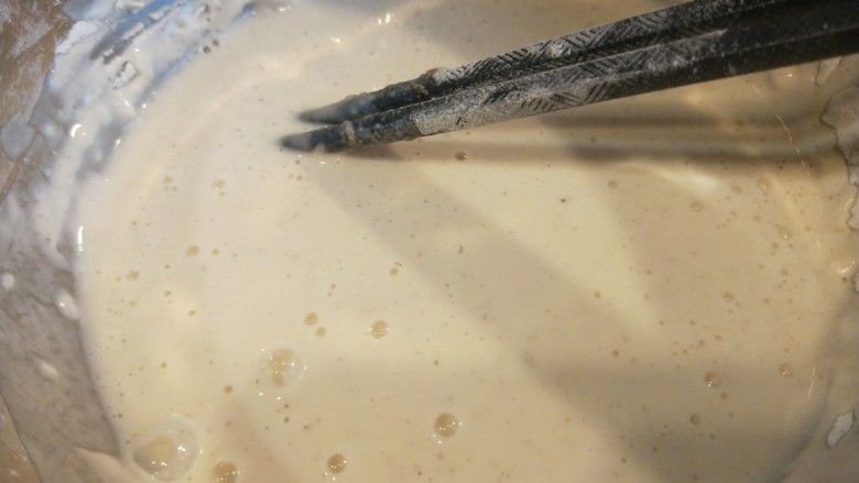 鱼香茄盒,加入适量面粉,半袋海鲜炸料粉,调成糊状。