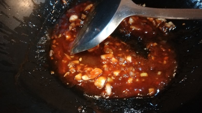 鱼香茄盒,炒香葱姜末,倒入番茄酱,白<a style='color:red;display:inline-block;' href='/shicai/ 10588'>糖</a>,醋。