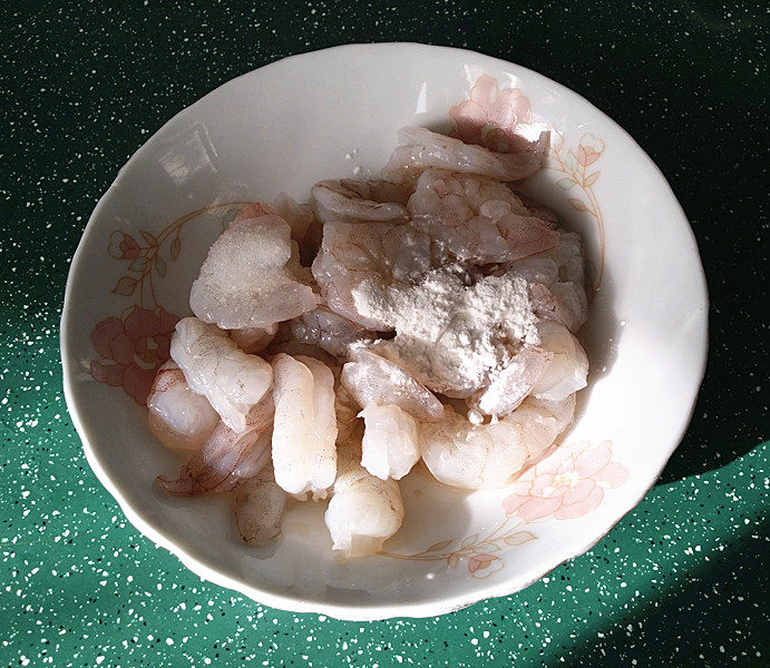 青蒜爆虾球,再次冲洗沥去水份后:加1g盐、1g糖、2g淀粉、5g<a style='color:red;display:inline-block;' href='/shicai/ 718'>料酒</a>轻轻抓匀腌制5分钟