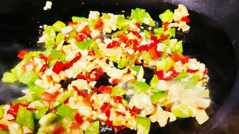 蒜香排骨,另起锅,油热后导入混合的材料,爆炒起香