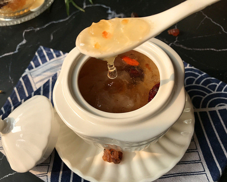 桃胶皂角米雪燕红枣银耳羹,寒冷冬天喝上一碗,美味顺滑,暖暖的很是舒服