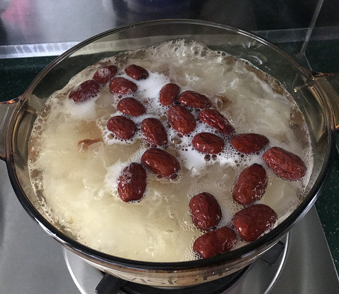 桃胶皂角米雪燕红枣银耳羹,大火煮开后,转小火再继续炖20~30分钟