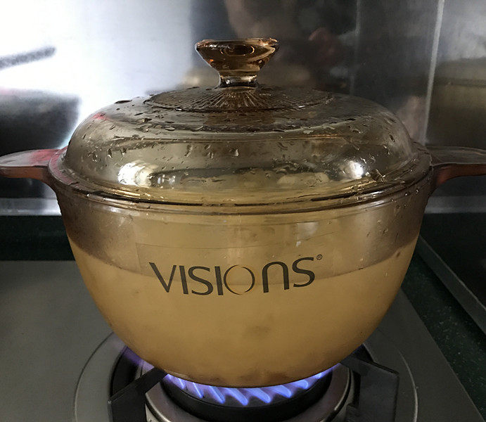 桃胶皂角米雪燕红枣银耳羹,加盖大火,煮开后转小火慢炖20分钟;期间注意不要溢锅