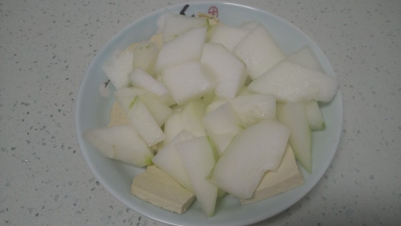 清蒸豆腐、冬瓜、鸡腿,将豆腐、冬瓜摆入盘中