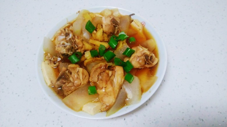 清蒸豆腐、冬瓜、鸡腿,盛出撒上葱绿点缀