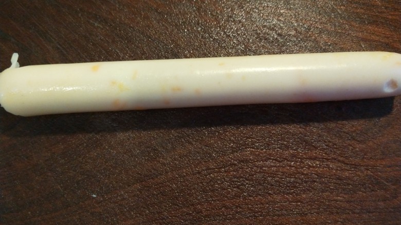 芙蓉鲜蔬汤,我用的是玉米鸡蛋火腿肠,切成片备用。