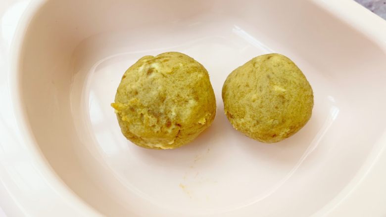 7个月宝宝辅食：红枣蛋黄泥