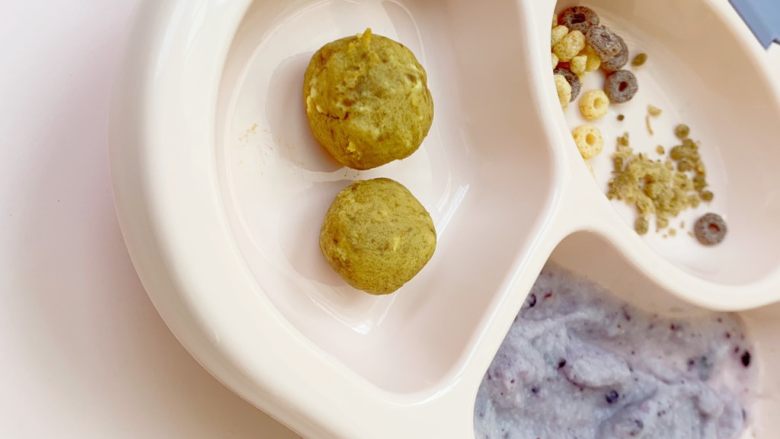 7个月宝宝辅食：红枣蛋黄泥,压成泥猴直接可以吃了。我给团成了圆球。