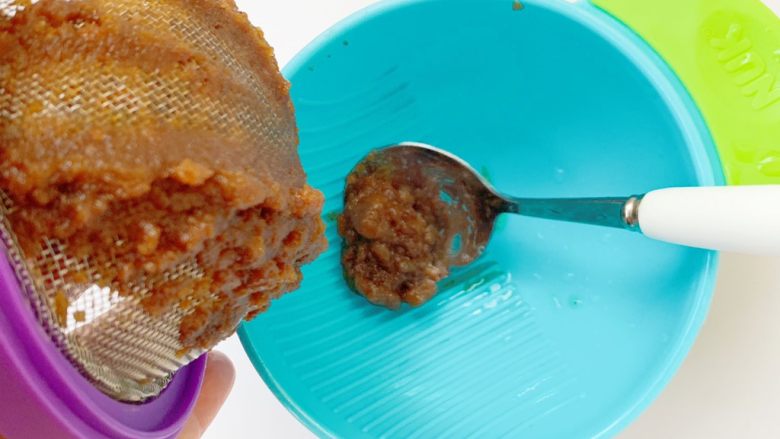 7个月宝宝辅食：红枣蛋黄泥,把网底部过滤的泥刮下来