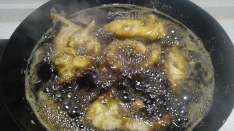 糖醋鱼块,锅中放入适量菜籽油,油温5层热,放入鱼块,中小火炸制定型