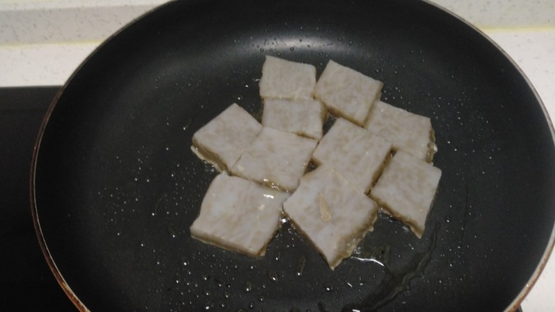皮扎炒黄豆芽、上海青,锅中放入适量油,放入皮扎